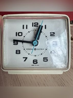 Vintage GE General Electric Analog Clock Model 7389. Works